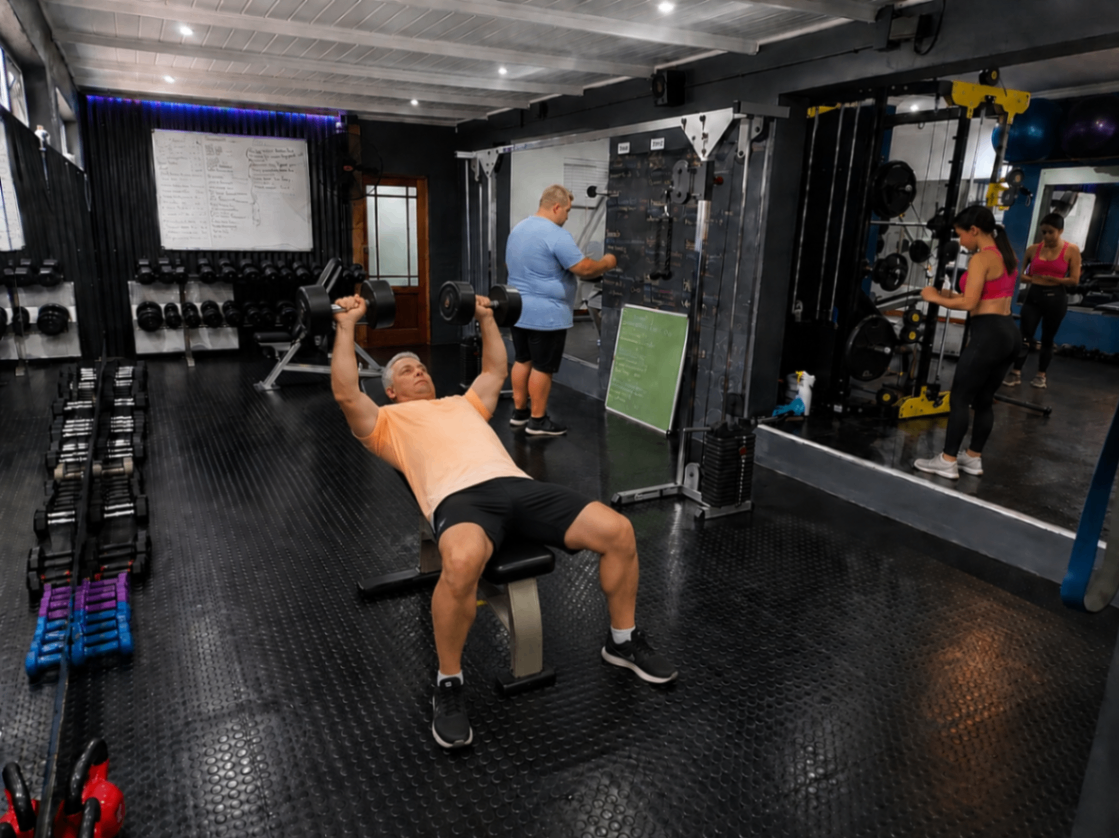 Quinten coaching clients in the gym